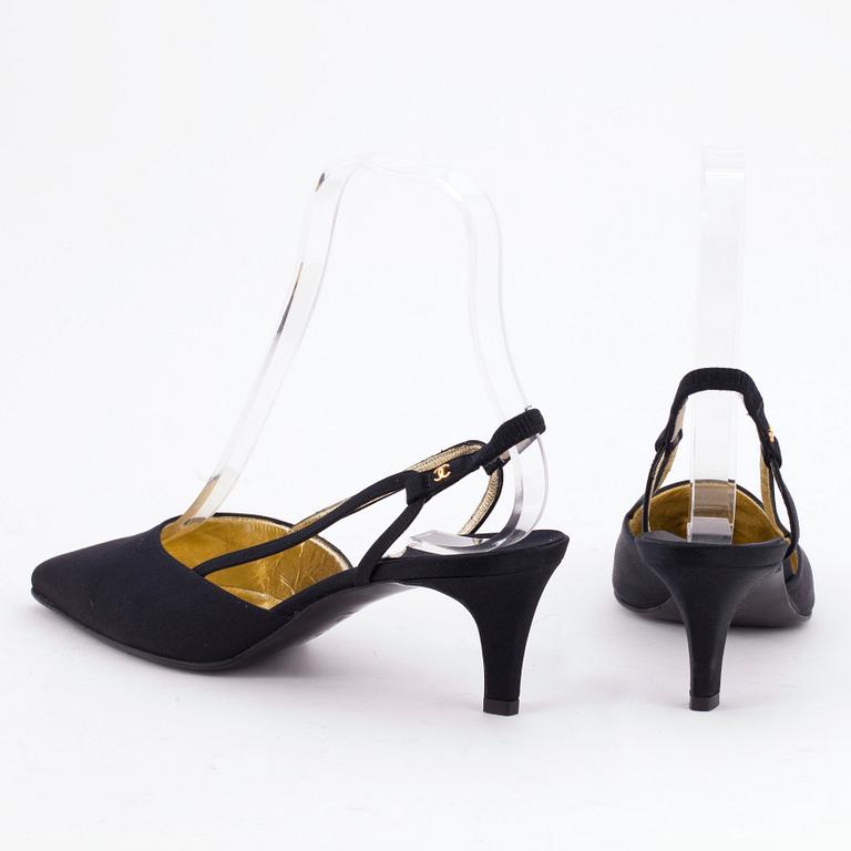 CHANEL, ett par sling-back pumps. Storlek 38 1/2.