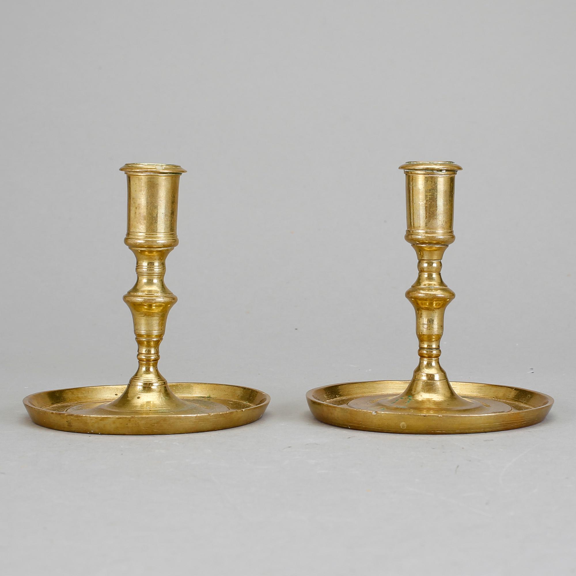 LJUSSTAKAR, 2 st närmast identiska, mässing. Senbarock, 1700-talets mitt.