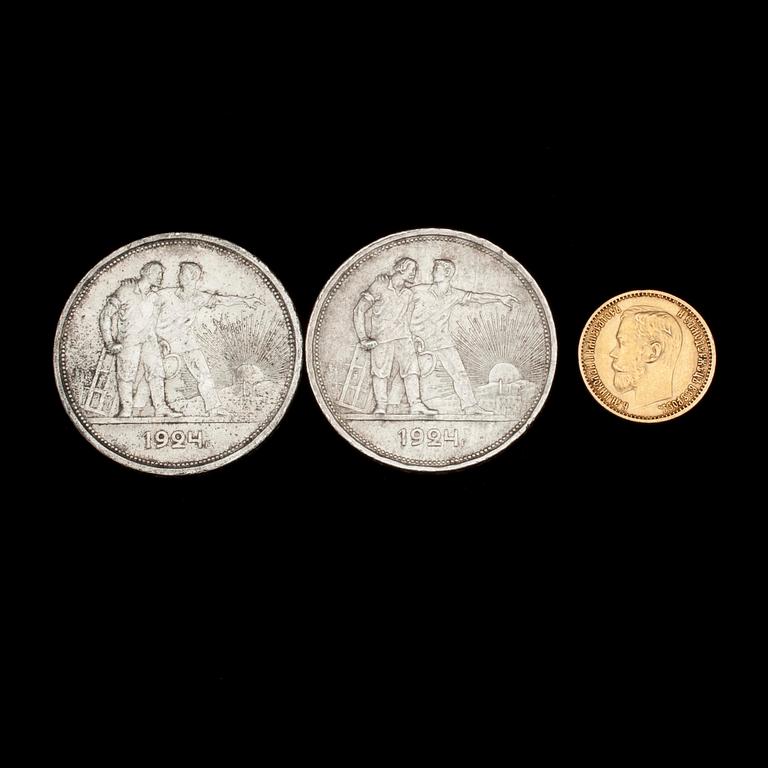 GULDMYNT, 5 rubel, Ryssland 1898. Vikt ca 4,2 g. SILVERMYNT, 2 st, 1 rubel, Ryssland 1924. Tot. vikt ca 40 g.