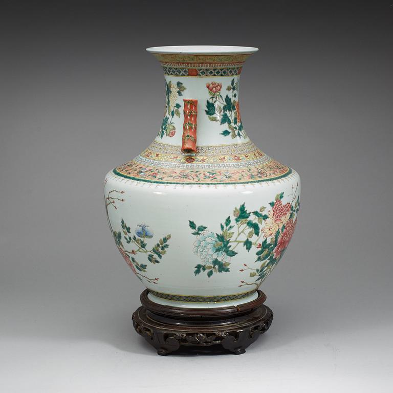 A large enamelled vase, Qing dynasty with Guangxus mark and period (1875-1908).