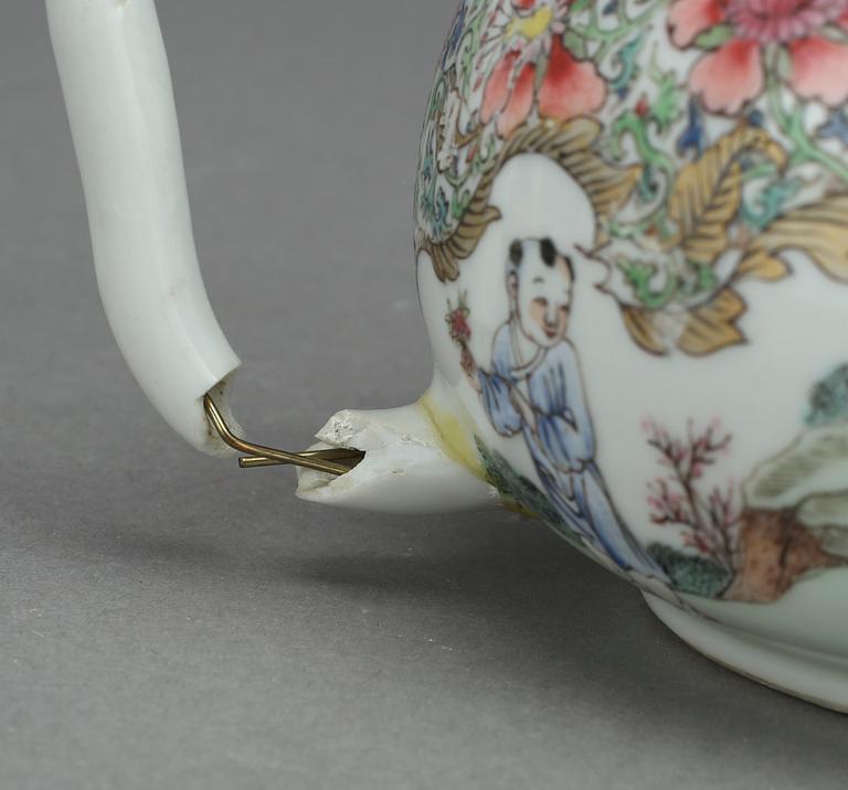 TEKANNA MED LOCK, porslin, Kina, 1700-tal.