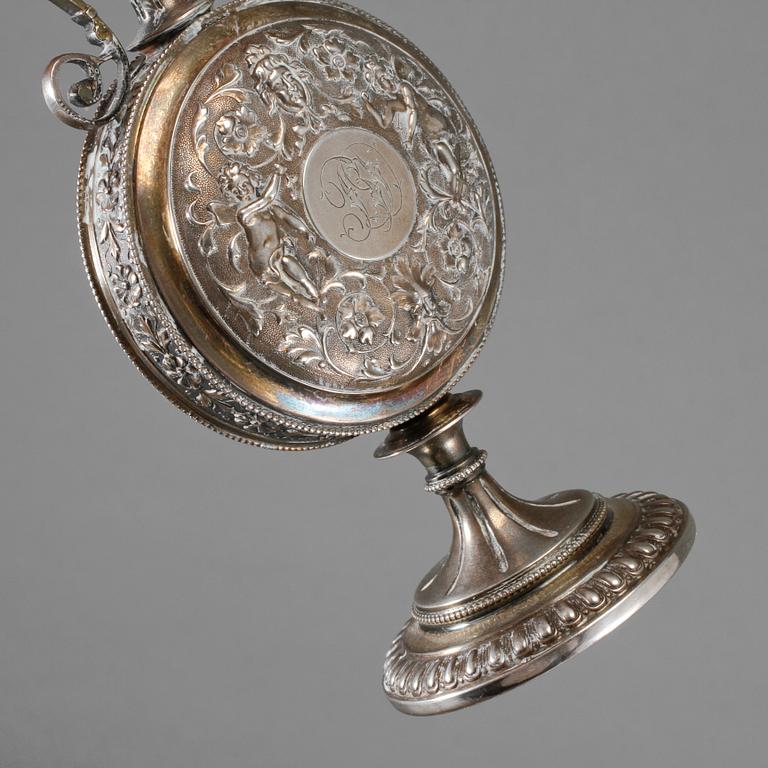 SERVETTRINGAR MED VASER, ett par samt KANNA PÅ FAT, silver,   LL & Co, Stockholm, 1874 och 1878. Total vikt 450 g.