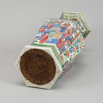 Golvvas, porslin. Qingdynastin, sent 1800/tidigt 1900-tal.