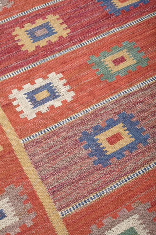 Märta Måås-Fjetterström, GALLERIMATTA, "Röd grön äng", rölakan, ca 346,5 x 151,5 cm, signerad AB MMF.