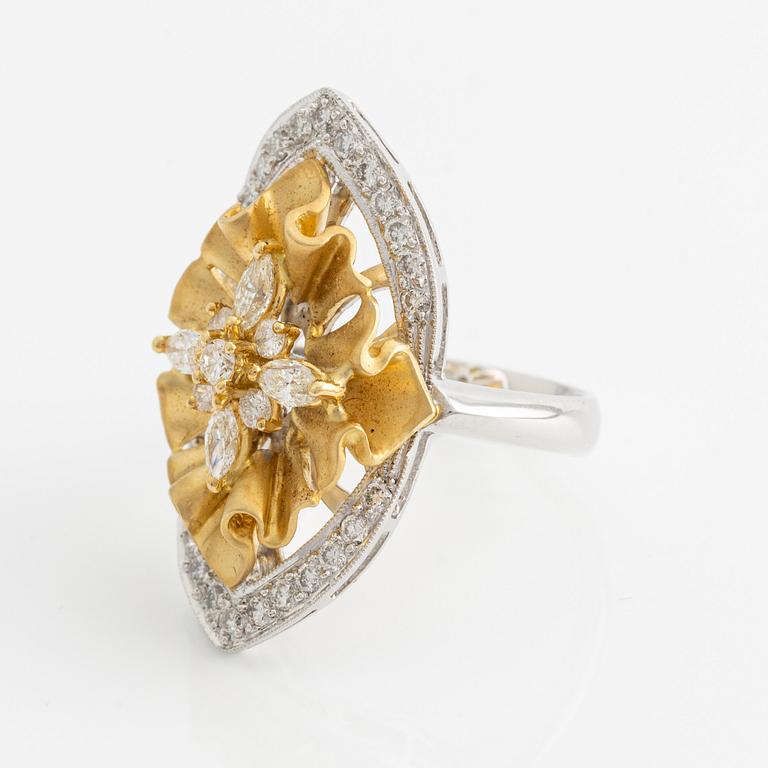 Ring in 18K gold with round and navette-shaped brilliant-cut diamonds.