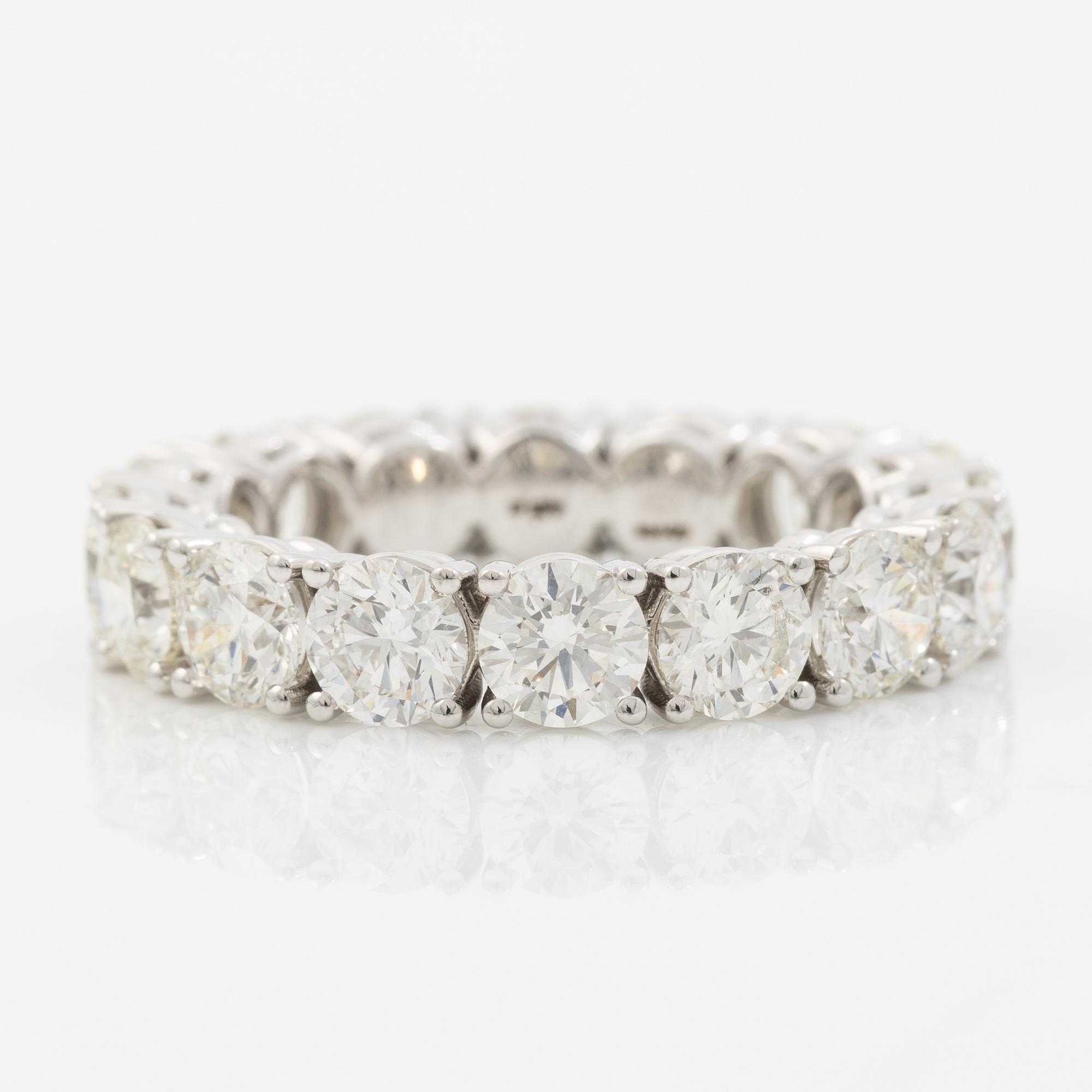 Full eternity ring 18K white gold set with brilliant-cut diamonds.
