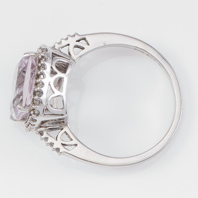 RING, 14k vitguld, diamanter tot ca 0.11 ct. och ametist.