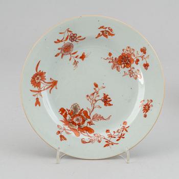 Skål samt assietter, tre stycken, porslin. Qingdynastin, Qianlong (1736-95).