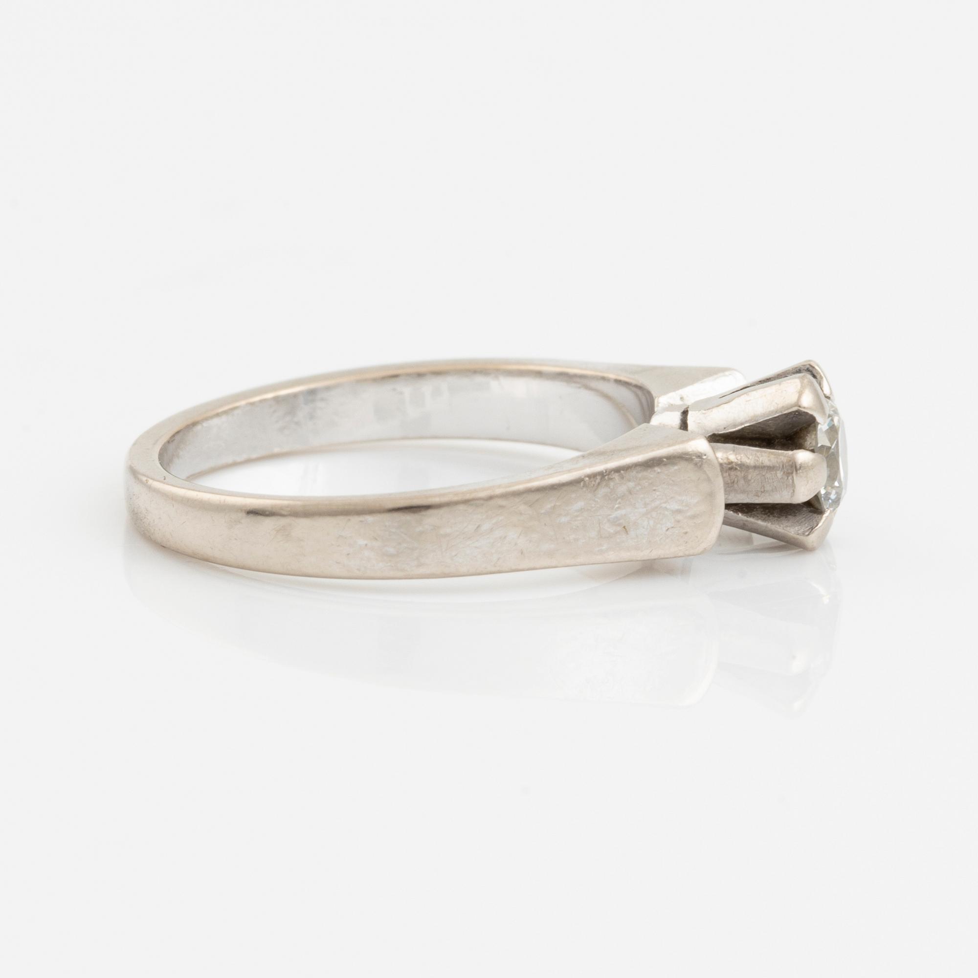 Ring 18K white gold with a round brilliant-cut diamond.