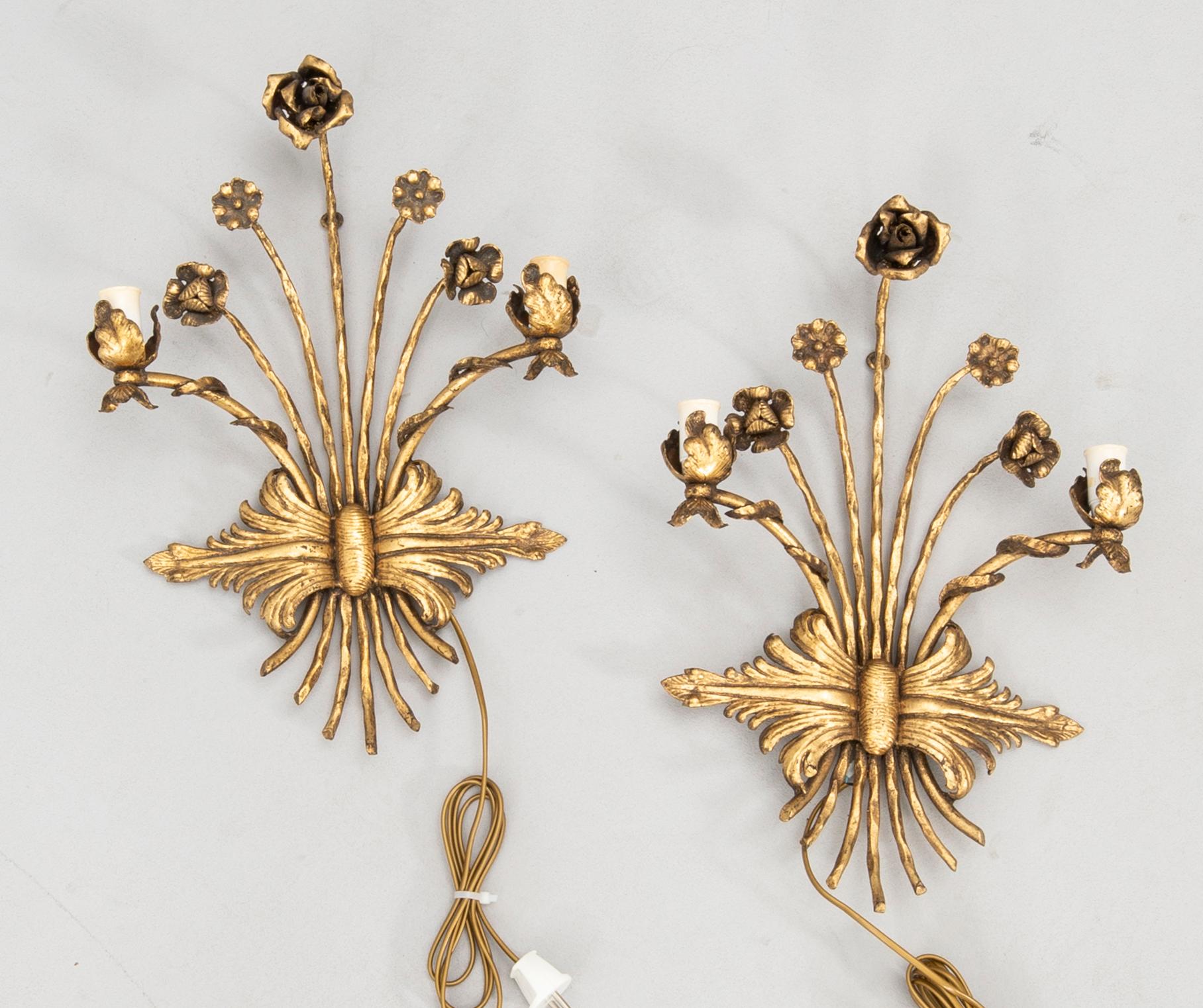 Wall lamps, a pair from the mid-20th century.