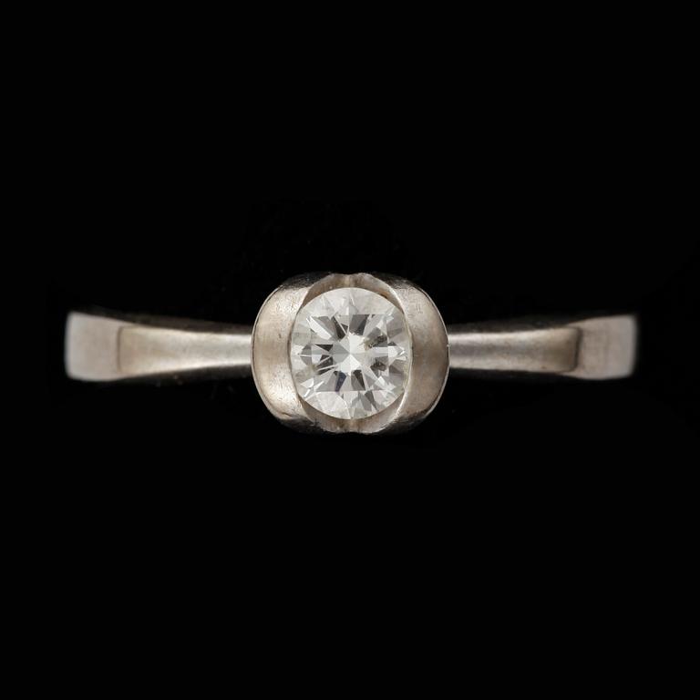 RING, 18 k vitguld, diamant enligt gravyr 0,29 ct, 1900-talets andra hälft. Vikt ca 4 g.