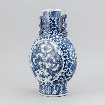 A blue and white porcelain moon flask, second half of the 19th century.