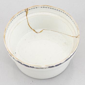 Tallrikar fyra stycken samt smörask med lock, kompaniporslin, Qingdynastin, Jiaqing (1796-1820).