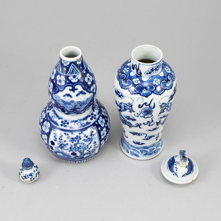 Two blue and white vases with covers, Qing dynasty, Qianlong (1736-95).