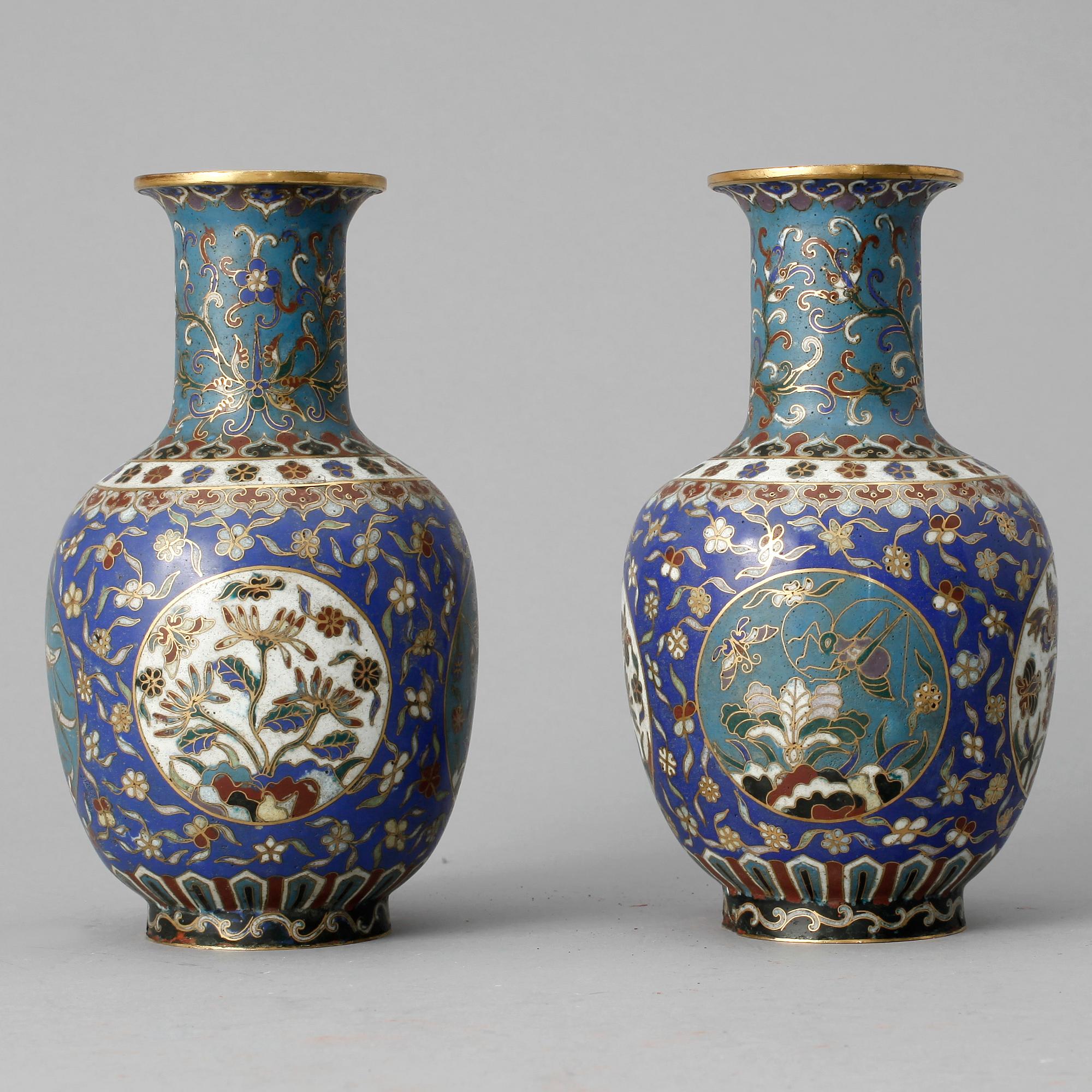 VASER, ett par, cloisonné. Sen Qing dynasti, sent 1800-tal.