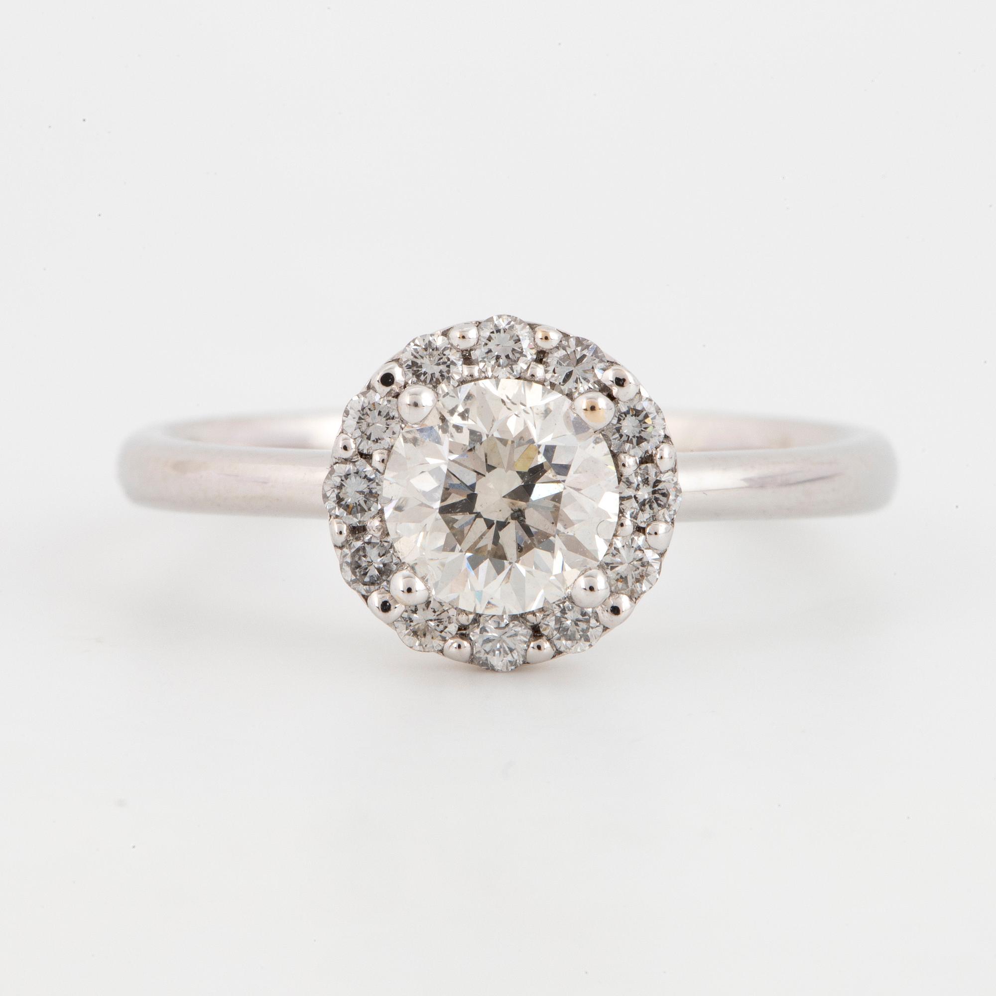 0,90 ct brilliant-cut diamond ring.