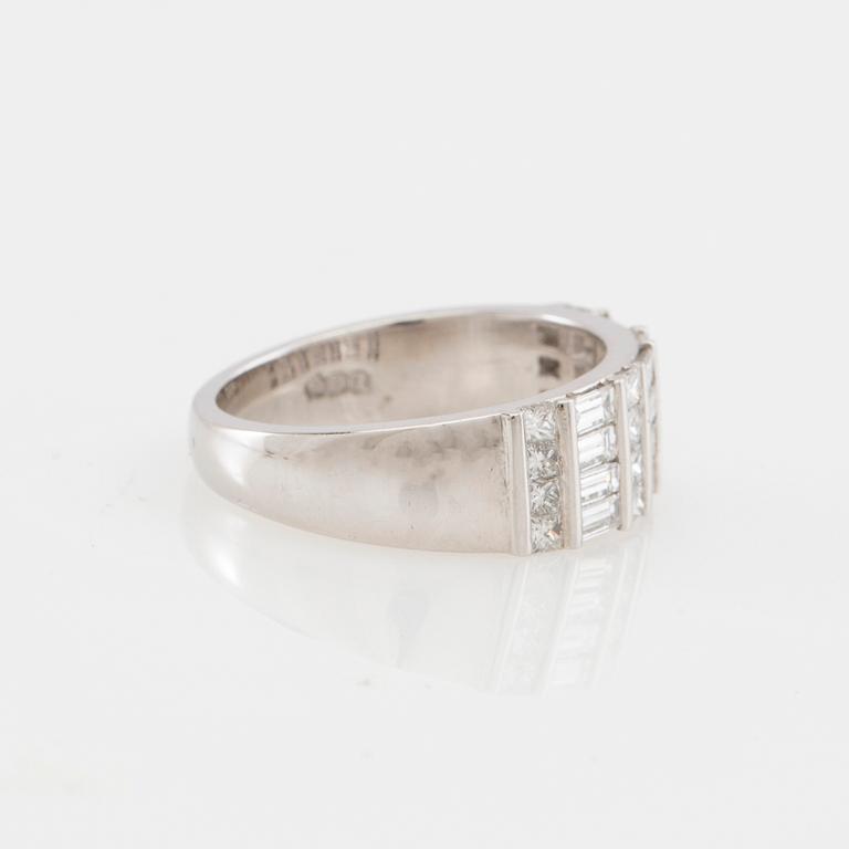Stephen Foster, Ring platinum with diamonds approx. 1.21 ct total, London.