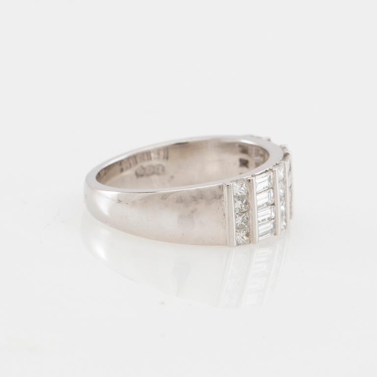 Stephen Foster, Ring platina med diamanter ca 1,21 ct tot, London.