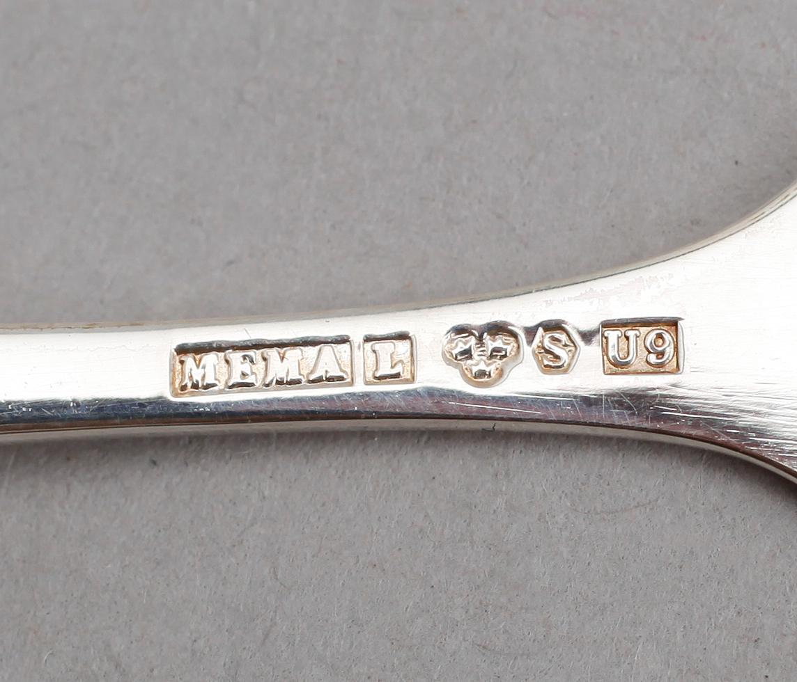 SKEDAR, 16 st samt SOCKERTÅNG, silver, svenska och norska stämplar, 1900-talets mitt. Vikt ca 177 gram.