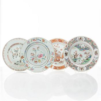 A group of four Chinese porcelain plates, Qing dynasty, first part of the 18th century.
