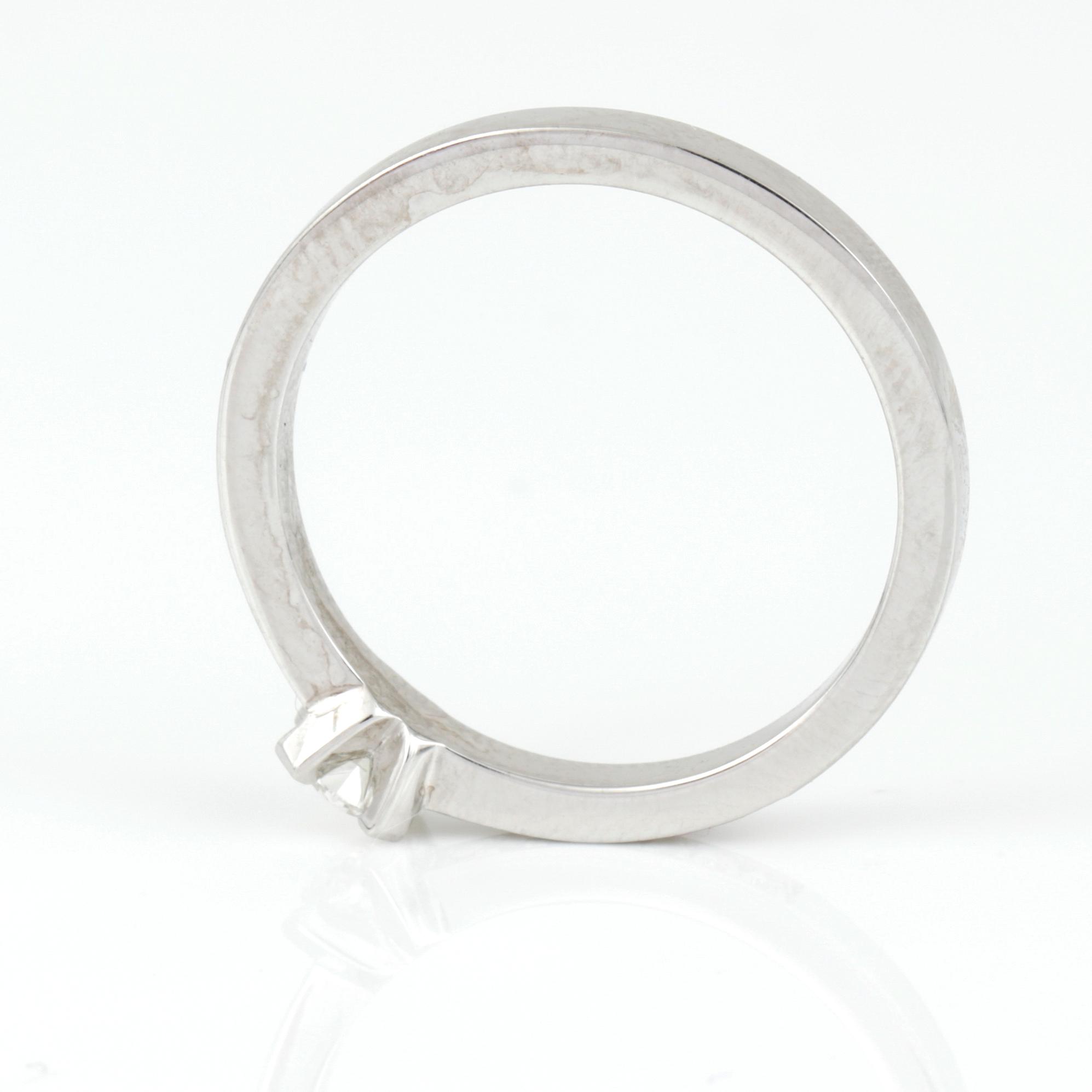RING, 14K vitguld med briljantslipade diamanter, tot ca 0,32 ct. Vikt 3,20 g.