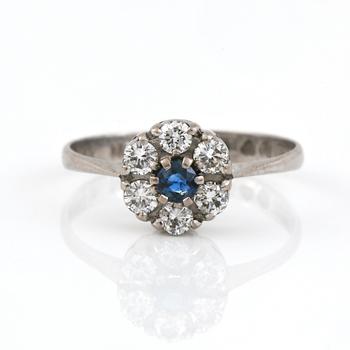 RING, 18K vitguld, safir tot ca 0,10 ct och diamanter tot 0,30 ct, Svedboms, Vetlanda 1981. Vikt 1,95 g.