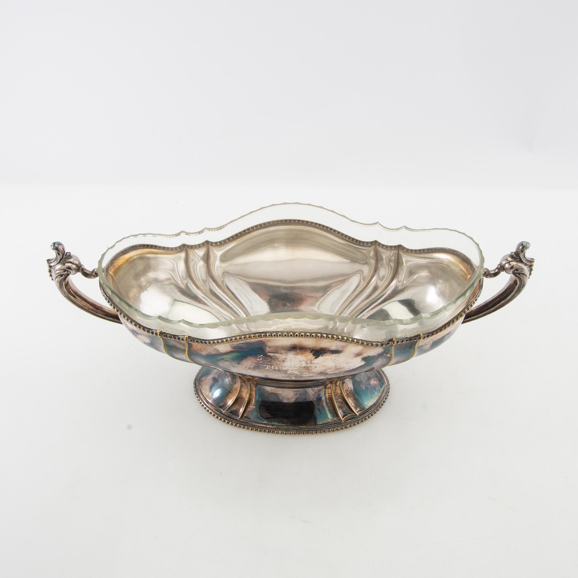 Skålar på fot 2 st samt jardinière nysilver 1900-talets början.