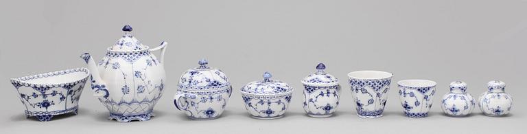 MAT- samt KAFFESERVIS, 151 delar, porslin, "Musselmalet", Royal Copenhagen, 1900-tal.