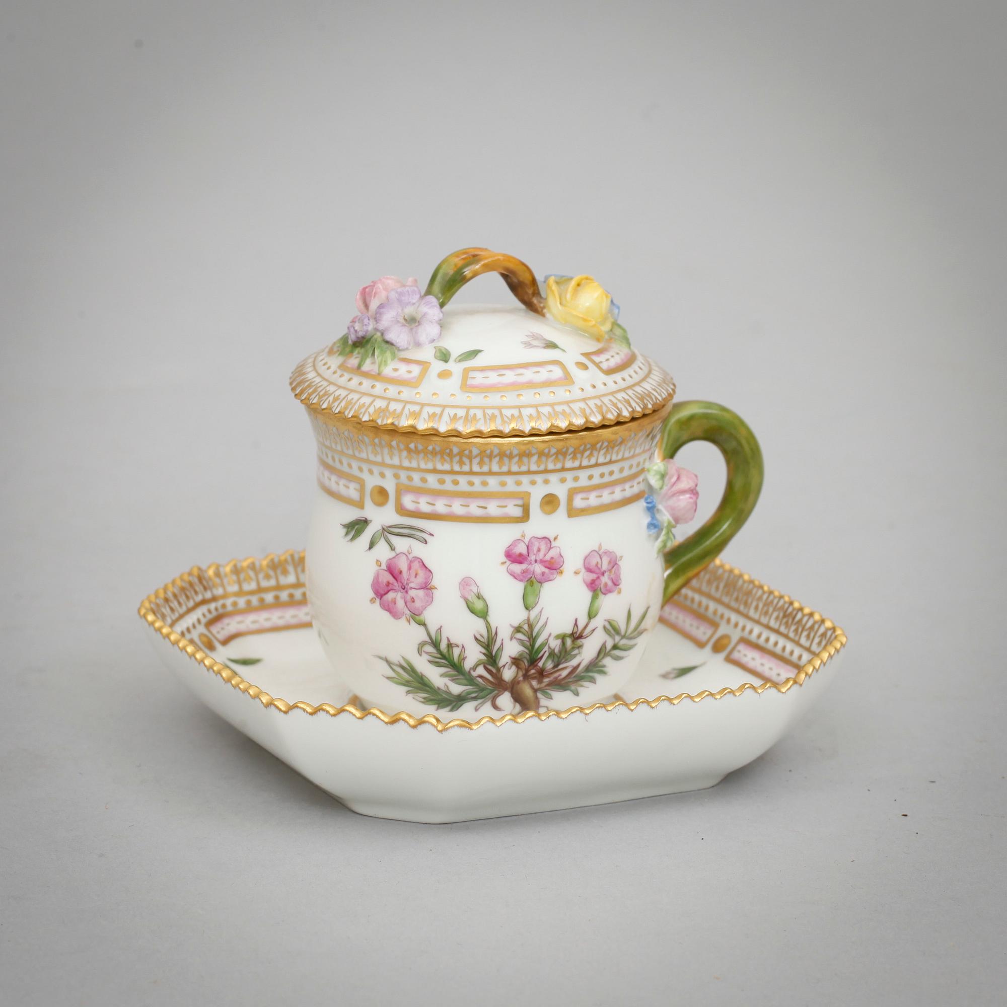 CREMEKOPP PÅ FAT, porslin, Royal Copenhagen "Flora Danica".