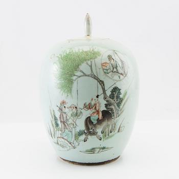 A Chinese jar with cover, 20th century.