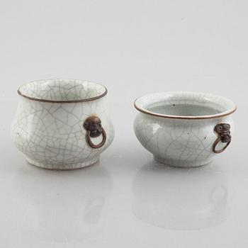 A Chinese ge glazed stoneware brush washer, a vase and two bowls, early 20th century.
