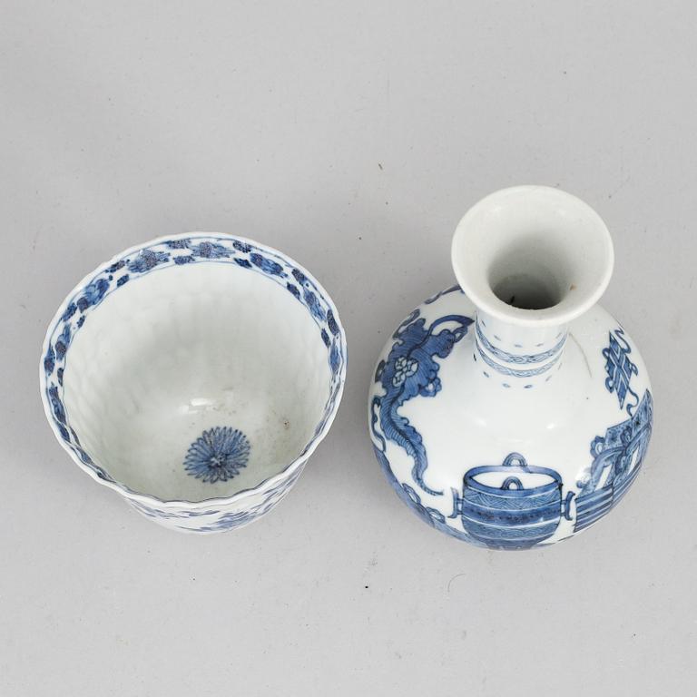 A blue and white vase and cup, Qing dynasty, Kangxi (1662-1722).