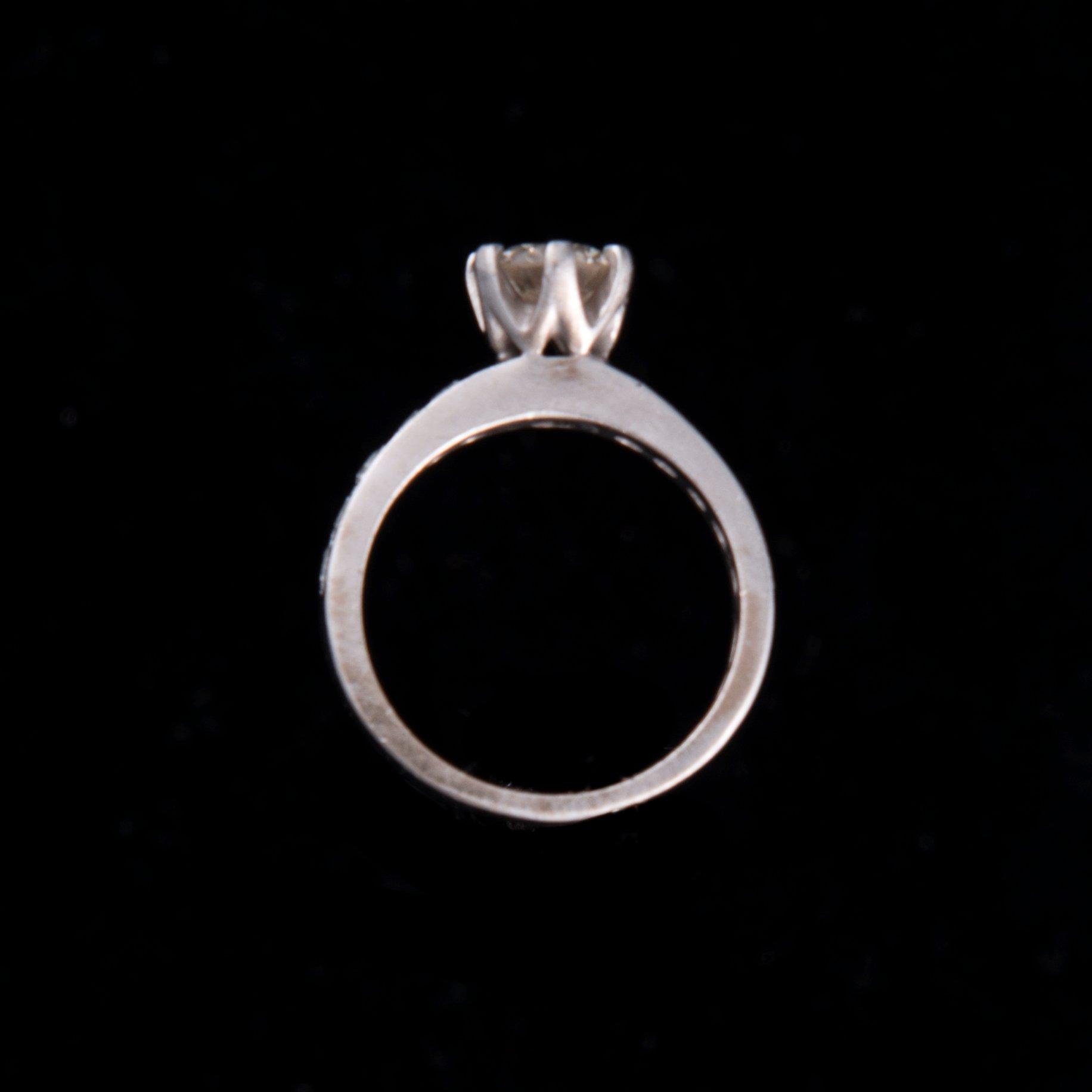 RING, 14K vitguld, briljantslipad diamant ca 0,80 ct, sidostenar tot. ca 0,20 ct. Vikt 5,9 g.