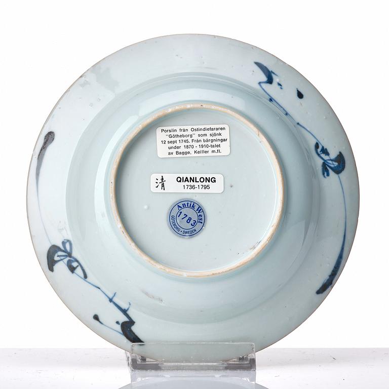 A blue and white vase and two dishes, Qing dynasty, 18th Century.