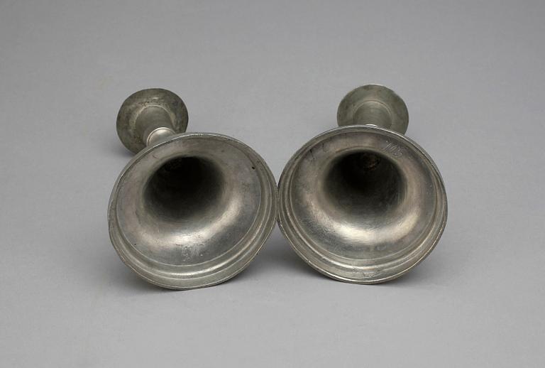 LJUSSTAKAR, ett par, tenn, Gustaf Fredric Wigholm, Eskilstuna, 1804-1849.