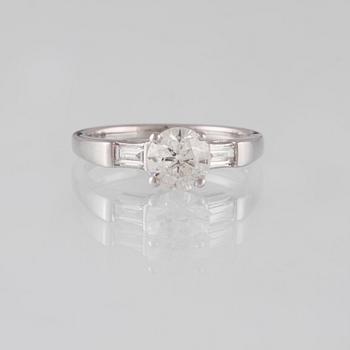 RING, 18K vitguld med briljantslipad diamant 1.14 ct samt 2 baguetteslipade diamanter 0.20 ct. Vikt 3,5 gram.