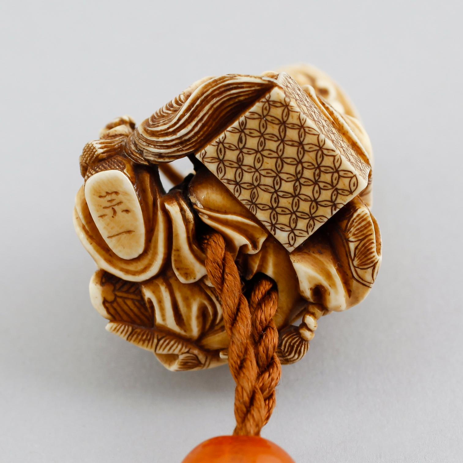 INRO med NETSUKE, ben, Japan, sannolikt Meiji, 1868-1912.