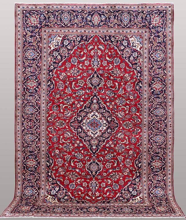 A carpet, Kashan, ca 292 x 196 cm.