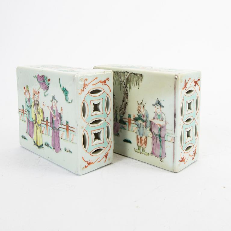 Kuddar, två stycken, porslin. Kina, tidigt 1900-tal.