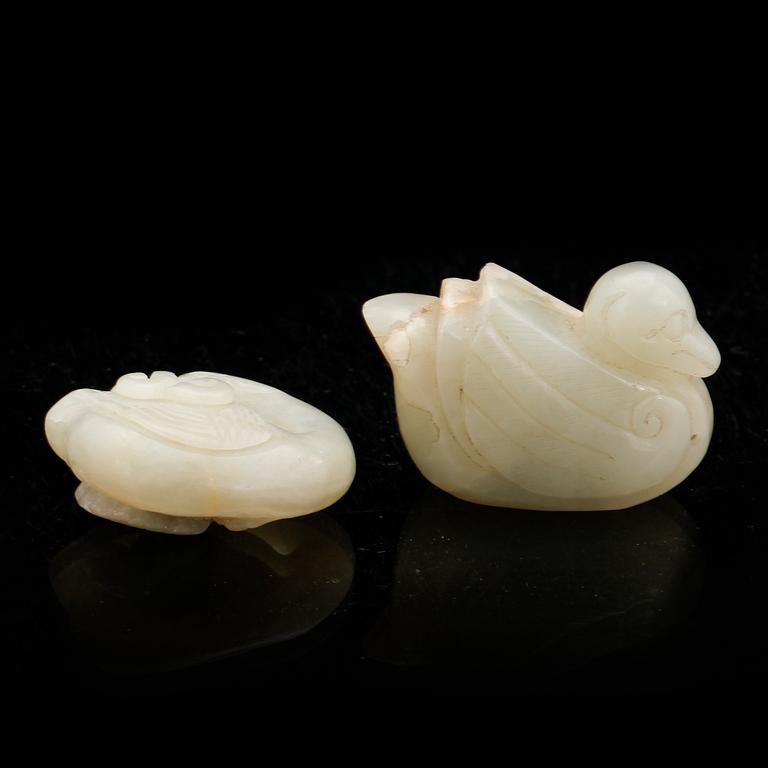 HÄNGEN, 2 st. Nefrit, Kina, modern tillverkning.