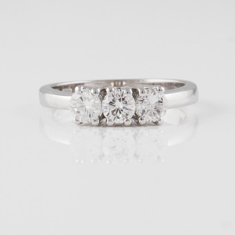 RING, 18K vitguld med briljantslipade diamanter ca 0.78 ct. Vikt 3,8 gram.