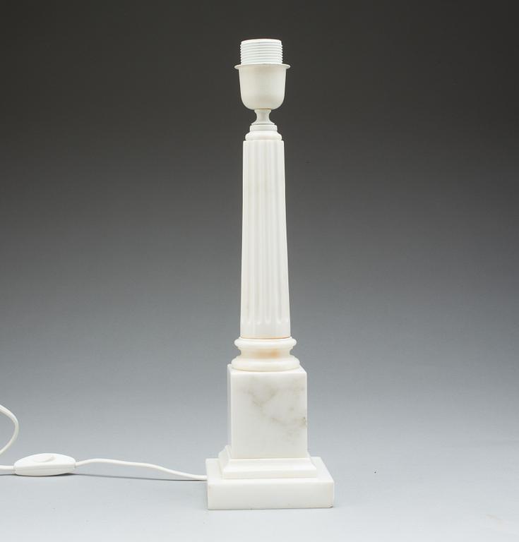 BORDSLAMPA, alabaster , 1900-tal.