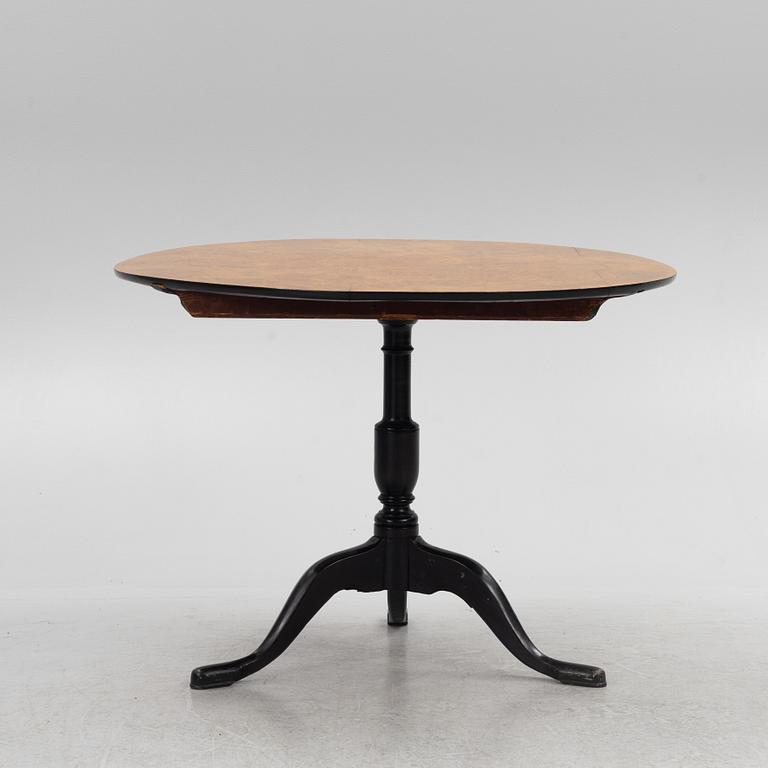 A tilt-top table, early 19th Century.