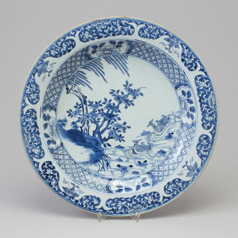 A large blue and white serving dish, Qing dynasty, Qianlong (1736-95).