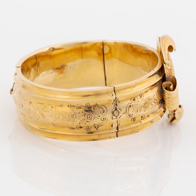 A G Möllenborg 18K gold demi parure comprising a bracelet, a brooch and a pair of earrings.