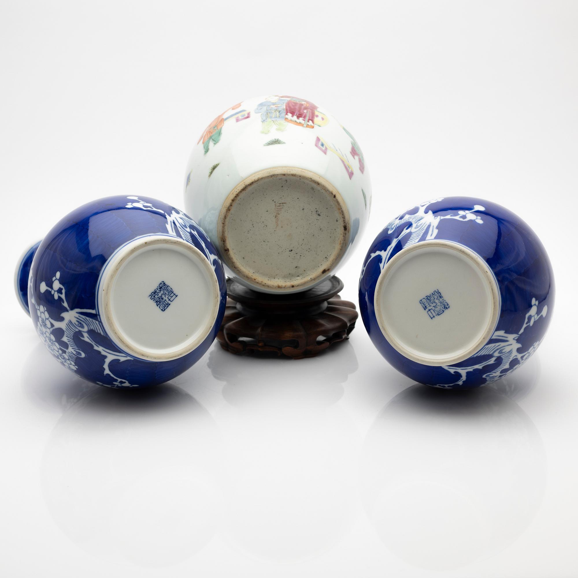 Vases, a pair, and a urn, porcelain, China, 19th/20th century.