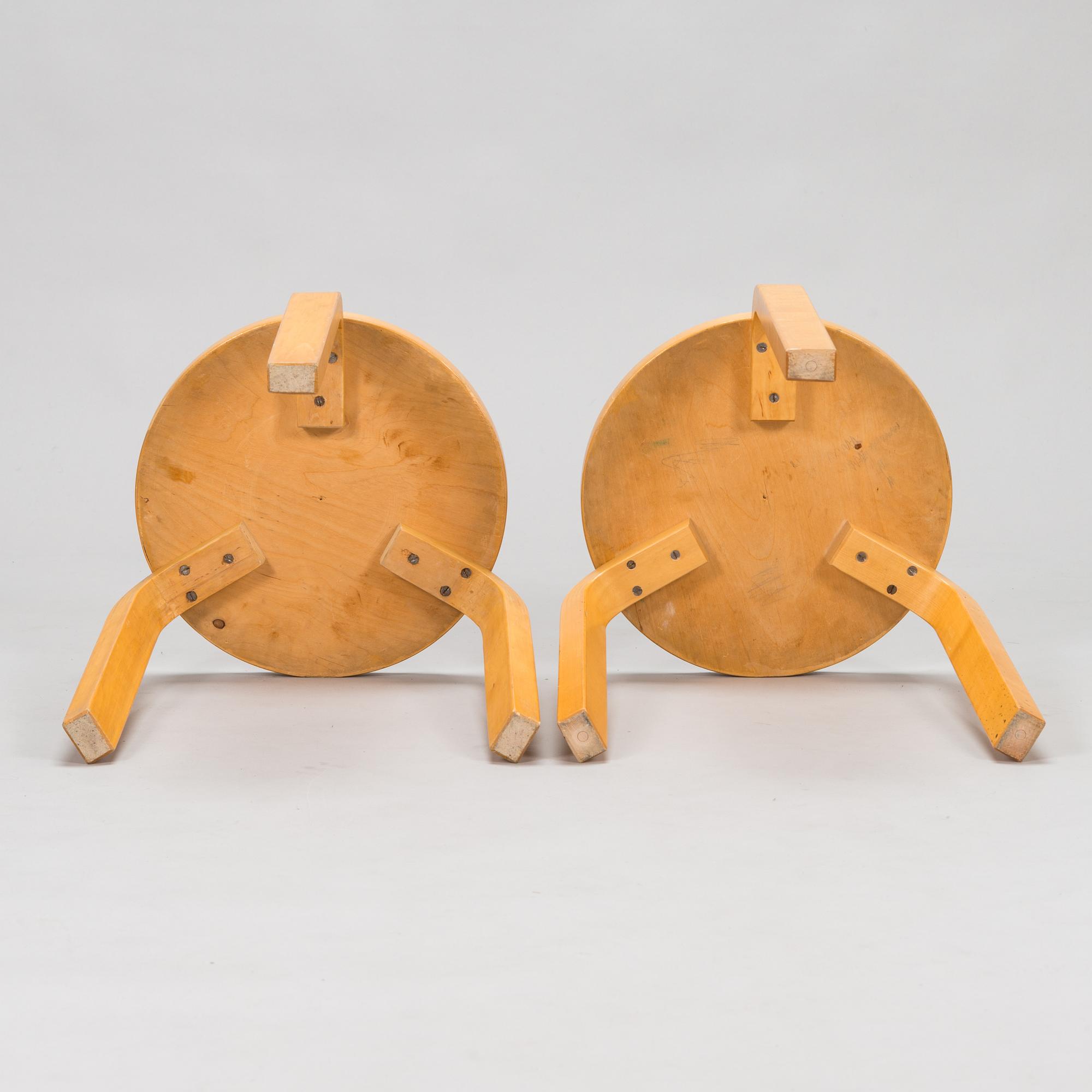 Alvar Aalto, klaffbord "DL82" och pallar, 6 st "60",  O.Y. Huonekalu-ja Rakennustyötehdas A.B 1900-talets mitt.