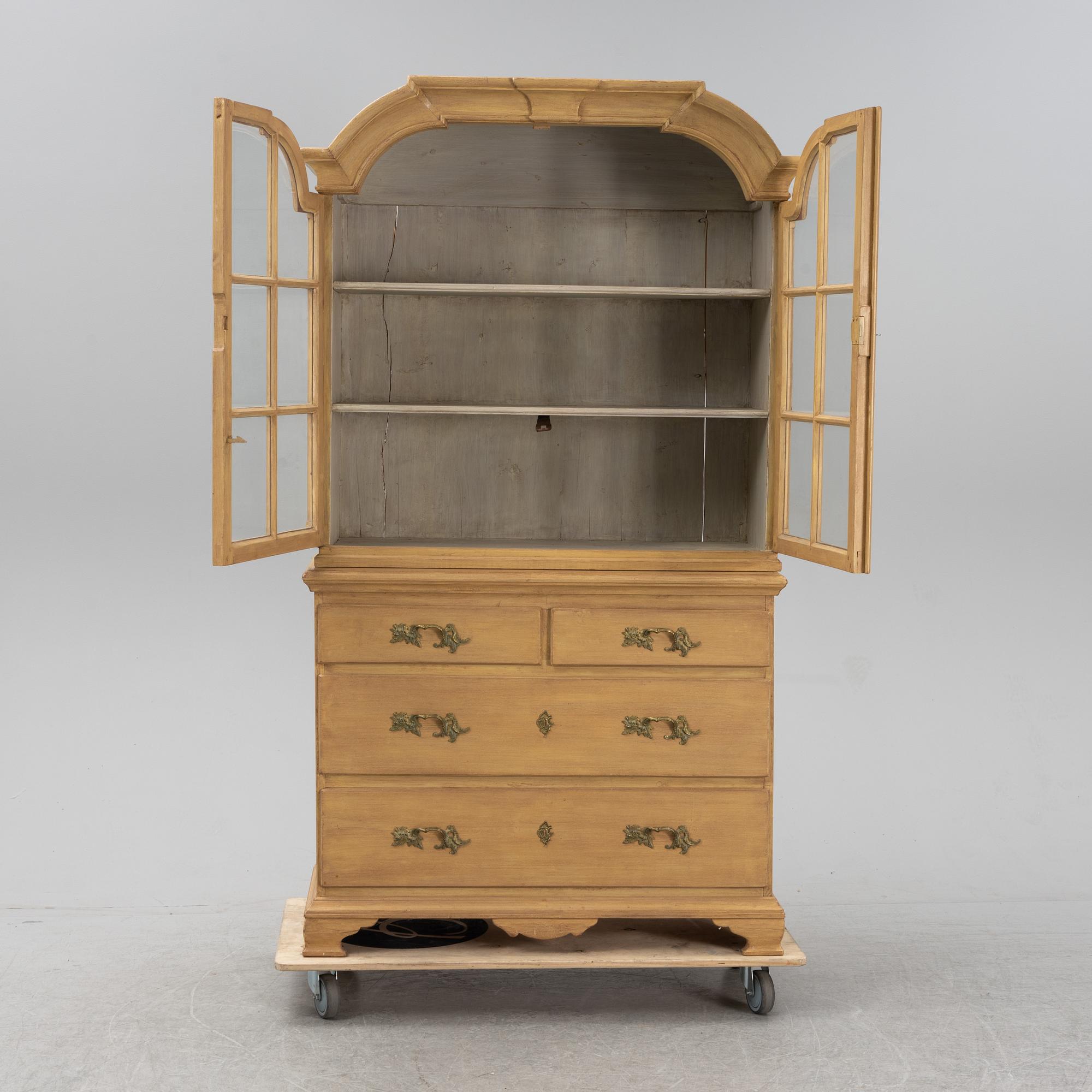 Vitrinskåp, samtida med äldre delar.