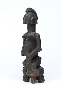 FETISCH. Trä. Senufo-stammen. Côte d'Ivoire (Elfenbenskusten) omkring 1960. Höjd 31 cm.