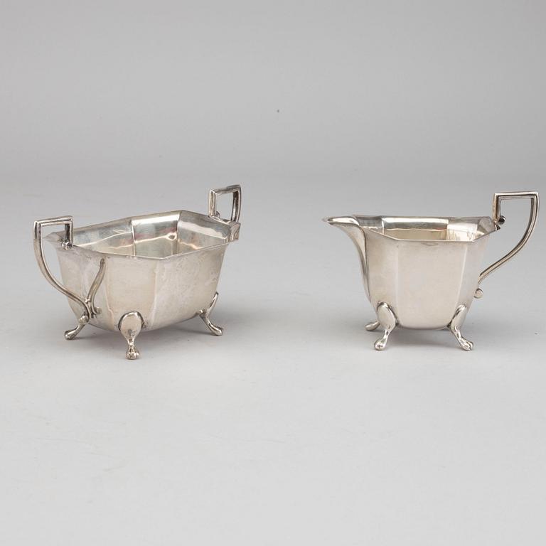 A SILVER CREAM JUG AND A SUGER BOWL BY EDWARD VINER SHEFFIELD 1935.